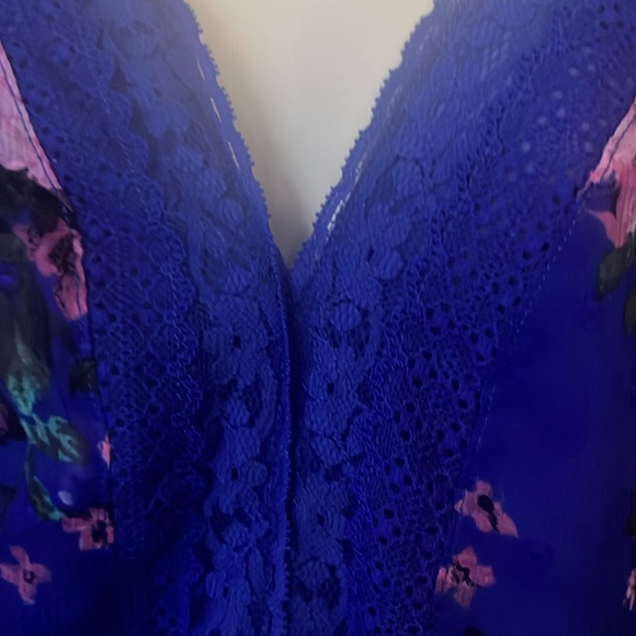Torrid Top Blue Floral Short Sleeve Lace Trim/ Peplum NWOT Sz 5 - Picture 5 of 13